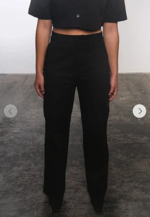 A-DSGN cargo pants  - Säljer mina A- design cargo pants från Alice stenlöf. Storlek 36 med prislapp kvar! Passar 38 med (stora i storleken)  Nypris: 899