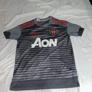 Manchester United Tröja - Tröja som ej används. Storlek L för barn 