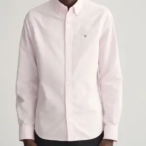 Säljer denna rosa Gant skjorta. Är i nyskick och aldrig använts. Köpt på Gants hemsida. Nypris 1000kr. Köparen står för frakt. 💗