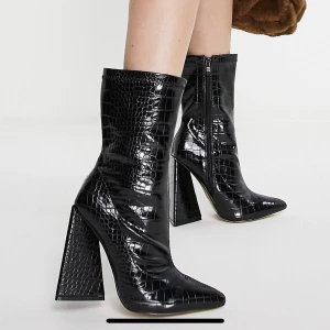 EGO krokodil boots - Svarta boots från märket Ego köpta på Asos. I krokodilimitation. Hög klack och storlek 38!