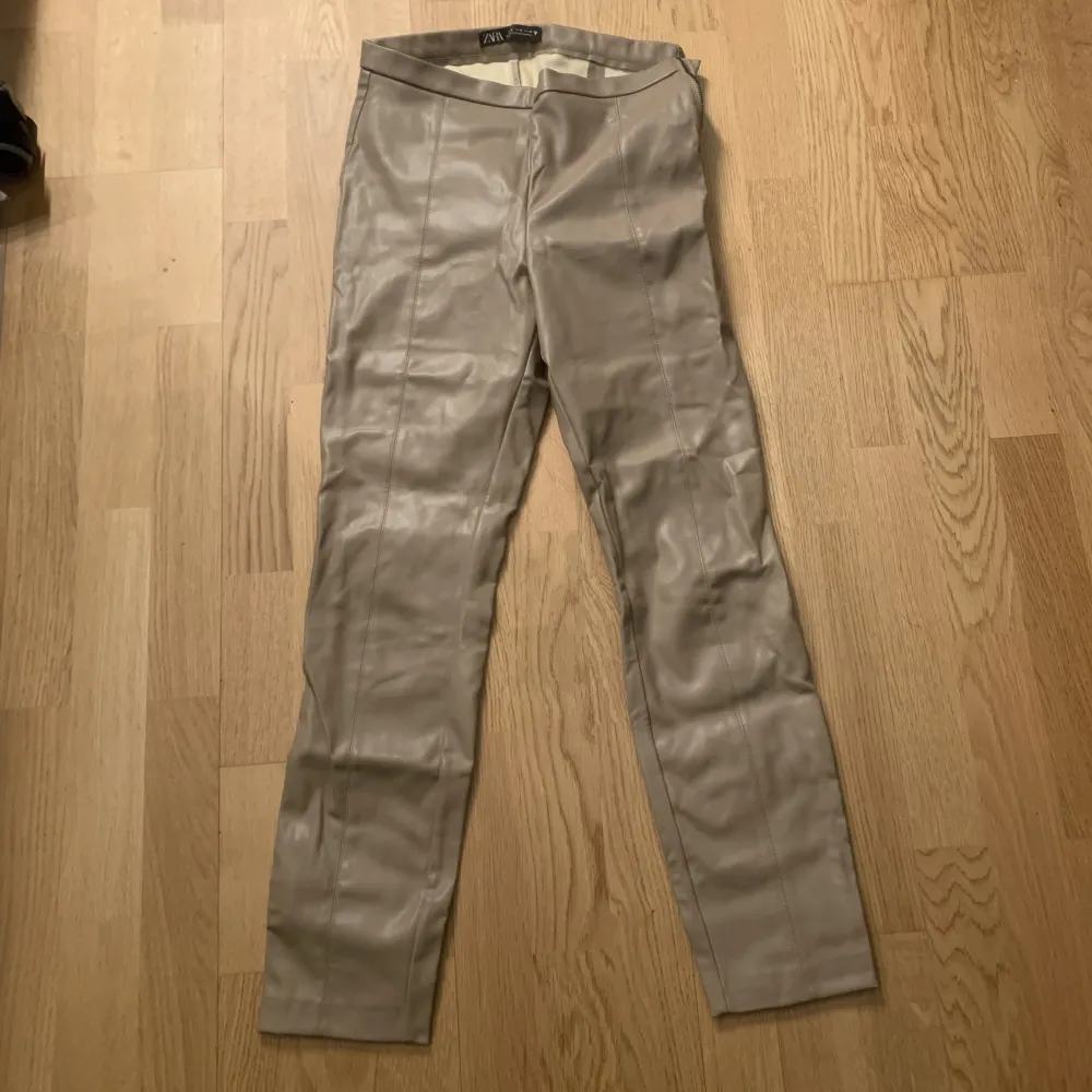 Beiga skinn byxor från zara storlek M andvända några gånger men är som nya. Jeans & Byxor.