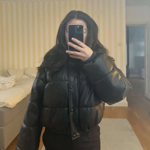 Jacka - Superfin varm jacka från Zara! Endast använd fåtal gånger, storlek XS. Nypris 600kr
