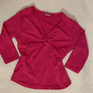 Rosa trekvarts tröja💗 - En tröja köpt på Plick som inte kommit till användning, inga defekter och använd en gång 💗