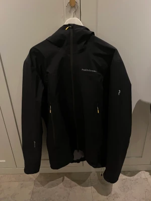 peak performance Gore-tex jacka - Säljer denna peak performance vislight gore-tex light då den var för stor för mig.  Storlek: L Färg: svart  Skick: väldigt bra, Nästan aldrig använd. Inget smuts eller liknande vad jag kunde hitta.  Skicka gärna ett meddelande vid intresse! 1000 kr