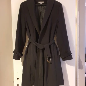 Svart kappa - Svart kappa från HM med skärp och guldfärgade detaljer