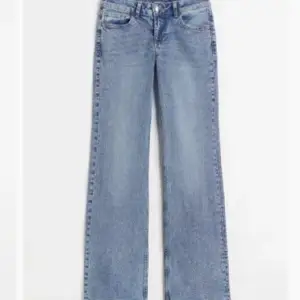 Så fina lågmidjade jeans! Liknar de väldigt populära jeansen från H&M, väldigt liknande form & färg skulle jag säga. Passar Xxs, Xs, strl 32. De är också stretchiga och formar sig därför gärna för att passa just dig! Midjestorlek: 24-26 Längd: 160 - 168