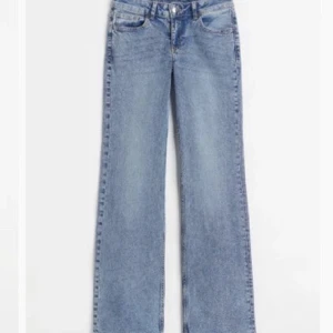 Lågmidjade jeans - Så fina lågmidjade jeans! Liknar de väldigt populära jeansen från H&M, väldigt liknande form & färg skulle jag säga. Passar Xxs, Xs, strl 32. De är också stretchiga och formar sig därför gärna för att passa just dig! Midjestorlek: 24-26 Längd: 160 - 168