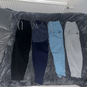 Nike tech Byxor - Nike tech byxor i olika färger.Har tyvärr växt ur dom och tvingas därav sälja. Byxorna är väldigt snygga och bekväma så dom passar bra att ha i skolan men också att ha hemma å softa i.Svarta och Grå är storlek M. Ljusblå och Mörklblå är storlek L.500kr/st