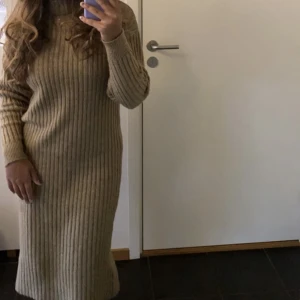 Stickad klänning - Säljer denna fina stickade klänningen från Vero Moda i strl xs men passar även mig som normalt är S för 200kr. Jättefin och passar bra nu när det börjar bli kallt! Köparen står för frakt
