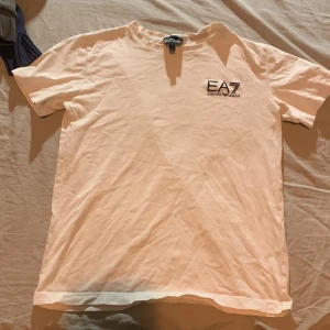 Emporio Armani T-shirt vit - Den är i bra skick har inga hål.