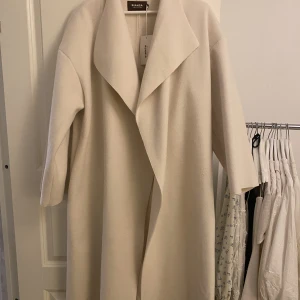 38 - Beige kappa från Nelly, med Bianca Ingrossos kollektion Hel oanvänd, bara provad