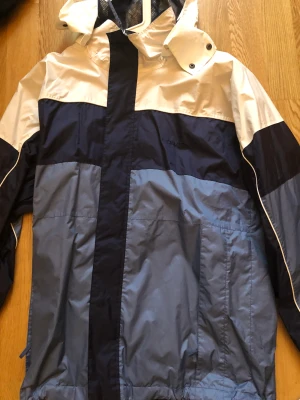 Vindjacka från Craft - Vindjacka från Craft i storlek S   Säljer då den är för liten 