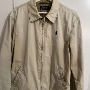 Ralph Lauren jacka - Ralph Lauren jacka beige. storlek M. Ganska använd och solblekt på flera ställen. Men en bra jacka och inte sönder någon stans. Inköpt för 1500kr