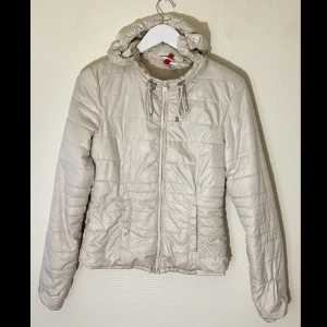 Jacka - Jacka i ok skick. Finns två fläckar 