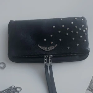Zadig et Voltaire väska  - Säljer min zadig väska som jag köpte 2020 då den var limited edition för endast 2020! Är i använt skick! 