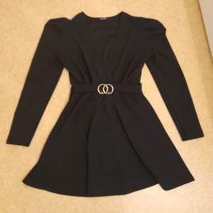 Det är en svart klänning som passar perfekt till typ nyår. Den är köpt från Missäy och har endast använts nån gång så den är som ny. Klänningen är i storlek M och den är köpt för 300kr men sälj endast för 175kr. 