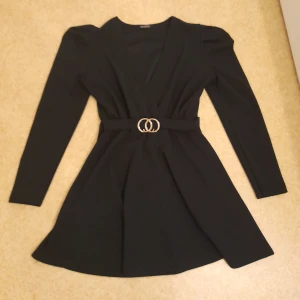 En svart kortklänning - Det är en svart klänning som passar perfekt till typ nyår. Den är köpt från Missäy och har endast använts nån gång så den är som ny. Klänningen är i storlek M och den är köpt för 300kr men sälj endast för 175kr. 