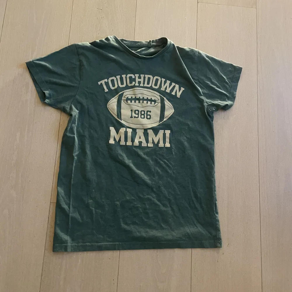 //Vintage NFL T-Shirt❄️. // storlek XS🌏. // perfekt skick utan några defekter eller hål🪐. // bara att höra av sig med frågor/bilder☄️.\\. T-shirts.