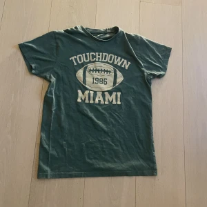💚Vintage NFL t-shirt💚 - //Vintage NFL T-Shirt❄️. // storlek XS🌏. // perfekt skick utan några defekter eller hål🪐. // bara att höra av sig med frågor/bilder☄️.\\