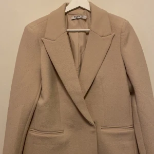 Begie kavaj NA-KD  - Säljer denna jag beställde från NA-KD, köpt för 559, säljer för 200 plus frakt. Använd 3/4 ggr 