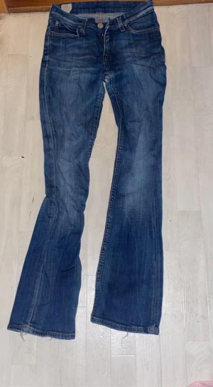 Bootcut lowrise - Bootcut, Lowrise Jeans från Lee. Köpt på sellpy för någon månad sen. Använd av mig några gånger. Lite slitna på botten.  Använd gärna köp nu! Men ni kan också skriva till mig