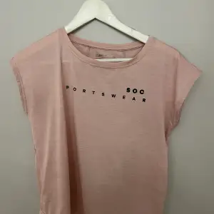 Säljer denna rosa tränings t-shirten från soc, i st 158-164💕  Superbra och fin men använder inte då den är för liten💕