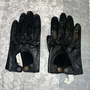 Handskar / vantar i skinnimitation - Handskar / vantar i skinnimitation (fejkskinn) har hål detaljer på knogarna, passar som XS-S. Frakt 15kr