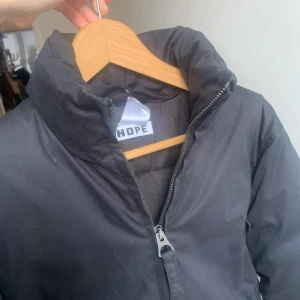 Hope jacka - Jacka från Hope st 34. Använder ca 3 gånger. Nypris 3500kr!