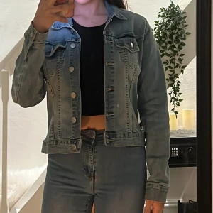 Jeansjacka  - Gillar färgen på jacka att den är lite mörk blå och kommer lite ljust blått😍 