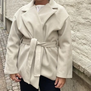 Beige kappa  - Superfin beige kappa med snörning, kort och snygg. Storlek S men passar även en XS. Aldrig använd, lappar kvar 