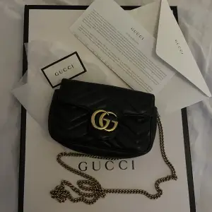 Äkta Gucci väska, GG Marmont Super Mini. Äktehetsbevis bevis+ låda kvar. Bra skick, inga defekter på den. Köpt för ca 2 årsen🖤. (byter ej)