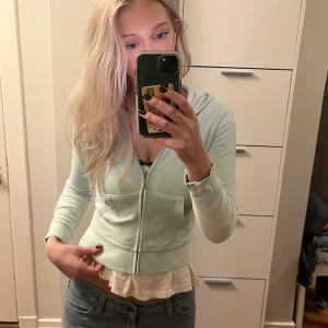 JUICY COUTURE  - så fin tröja från juicy couture. Den är i barnstolek 12 så det sitter tight i midjan men är tillräckligt lång i ärmarna. Använd. Härlig turkos färg med ett blommigt tryck på baksidan!💘💘💘💘💘