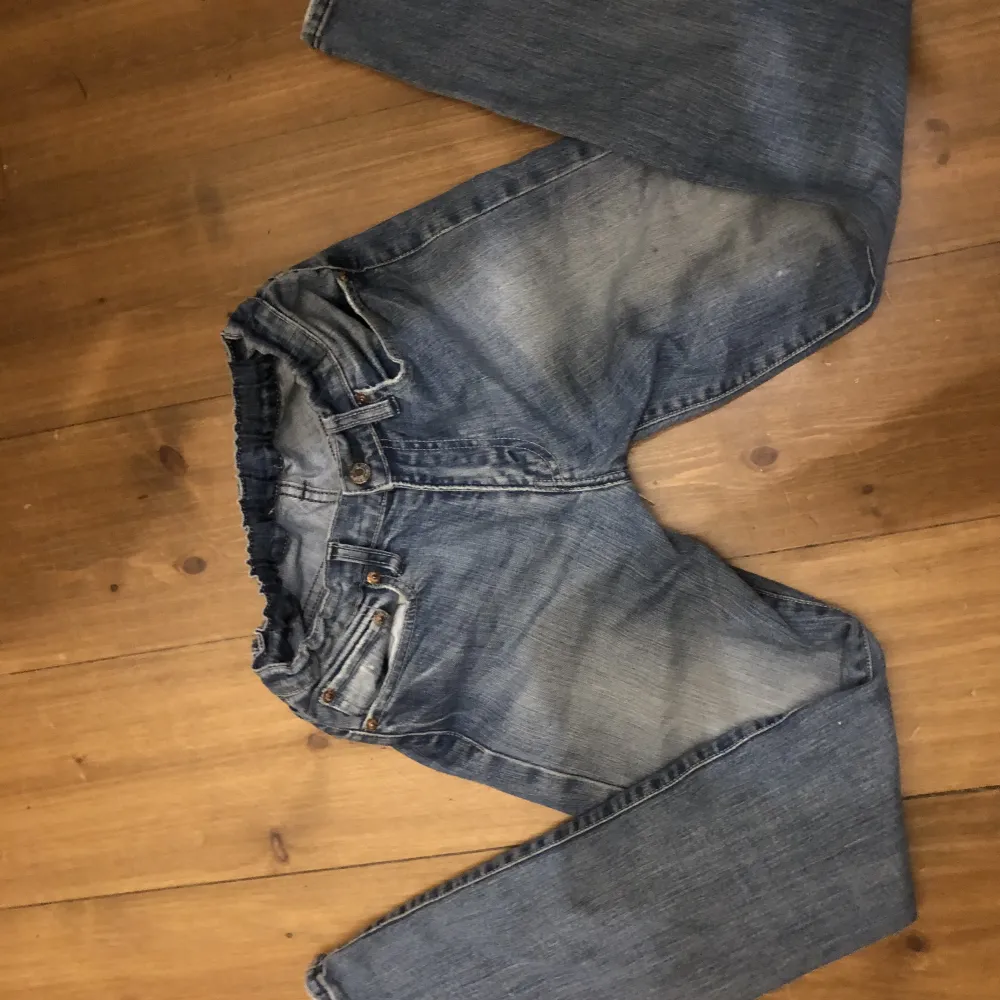 Ett par lowwaisted straight jeans med storleken xs-s . Jeans & Byxor.