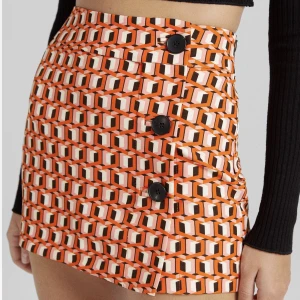 Minikjol orange bershka - Aldrig använd, lappen är t.o.m på, bershka orange pattern. Orange, svart, vit