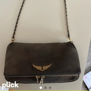 zadig väska - säljer nu min fina zadig väska. Den är väldigt använd och har tappat färgen lite men annars är den super fin och de är inget som syns på långt håll. 💕💕