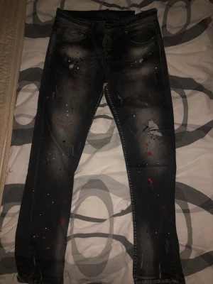 Dsquerd2 Jeans - Säljer min svarta Dsquerd2 Jeans som är Replika, men de är fortfarande i ett fint skick. Hör gärna av er👍🏼