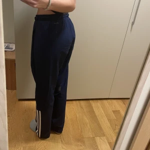 Lågmidjade yoga/träningsbyxor  -  Sköna adidas byxor i fint skick. Köpa för 500kr säljer för 150kr!  