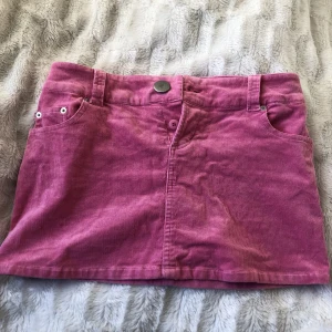 Mini kjol - Rosa lågmidjad kjol med stretchigt manchester tyg. Skriv om det är något.💕