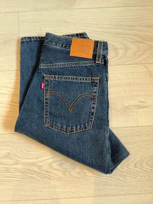 Jeans från Levi’s. Modell ribcage straight. W29 L30.  (S/M) Nästintill oanvända pga fel storlek.   