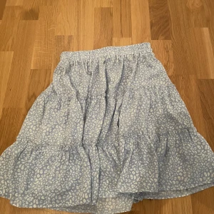 Blommig kjol - En jättefin blommig kjol i ny skick från shein. Typ oanvänd.