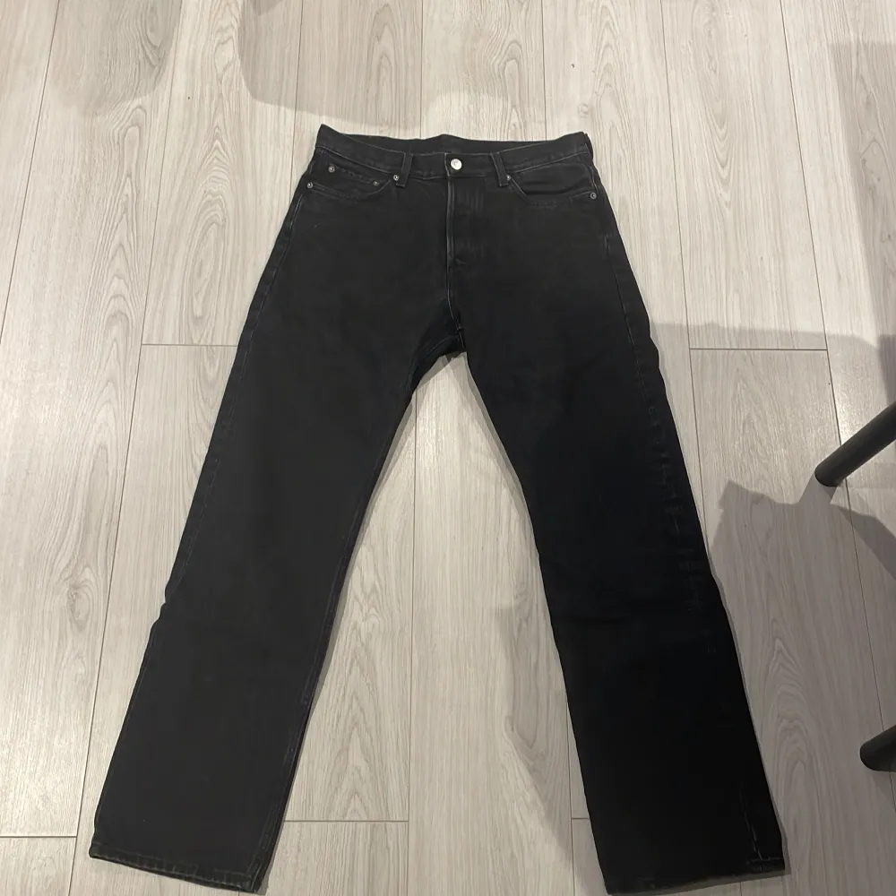 Ett par weekday jeans i modellen space. Storlek 30/32. Säljes för att de är lite för stora för mig. Jag har tvättat dom två gånger.. Jeans & Byxor.