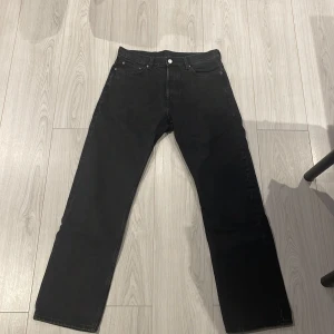30/32 - Weekday Jeans Space - Ett par weekday jeans i modellen space. Storlek 30/32. Säljes för att de är lite för stora för mig. Jag har tvättat dom två gånger.