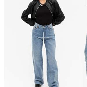 Säljer alla dessa tre trendiga jeans. I svart, blå och beige. Dem är breda i modellen och högmidjade . Dem är alla i fint skick. Köpta på Monki för 400kr. 1 för 200kr, 3 för 450! Skriv privat för bilder