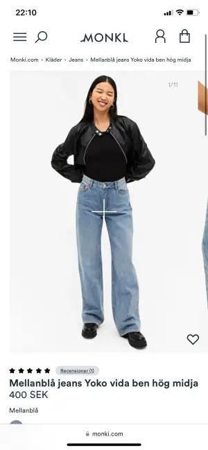 Säljer alla dessa tre trendiga jeans. I svart, blå och beige. Dem är breda i modellen och högmidjade . Dem är alla i fint skick. Köpta på Monki för 400kr. 1 för 200kr, 3 för 450! Skriv privat för bilder