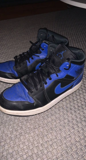 Jordans 1 mid hyper royal  - hej säljer mina Jordans, köpta från footlocker 2022 Jordans 1, använda mycket men funkar fortfarande att använda