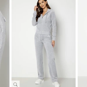 Juicy couture  - Knappt använt för tycker inte jag passar i det. I jättebra skick. Koftan storlek S Byxorna storlek XS Kan posta om köparen står för frakten!😊