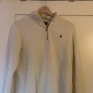 Ralph Lauren - Säljer en stickad Ralph lauren tröja med dragkedja. Den är beige och är utmärkt till alla sorters byxor. Den är använd men har inga defekter. Storleken är 14-16 år men passar även om man har xs. Nypris är cirka 1300kr