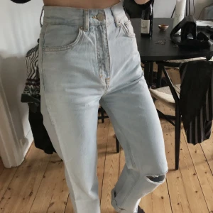 Ljusa långa jeans - Helt oanvända. Ljus tvätt, väldigt långa, raka, med ett snitt i ena knät. Storlek 36.