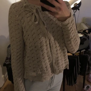 Odd Molly kofta - Helt oanvänd grå kofta från Odd Molly. Mjuk och skön, stickad. Storlek 34.