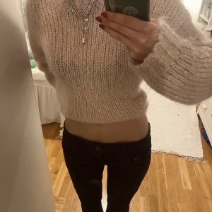 Lowwaist Jeans - Svarta low waist jeans, skulle säga att det är W27 och L32